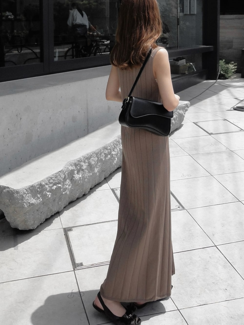 ブラウン系のワンピース/ドレス、ブラウン系のシューズ、ブラック系のバッグを着用したレディースの夏コーディネートの2枚目の写真