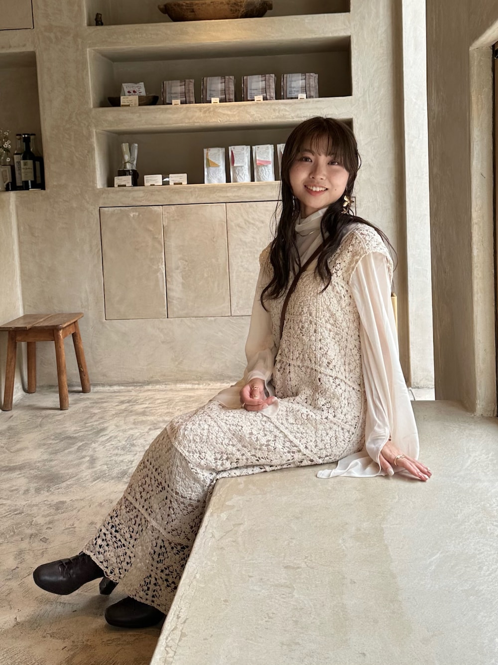 ホワイト系のワンピース、ブラウン系のショルダーバッグ、ホワイト系のシャツ/ブラウスを着用したレディースの春コーディネートの3枚目の写真