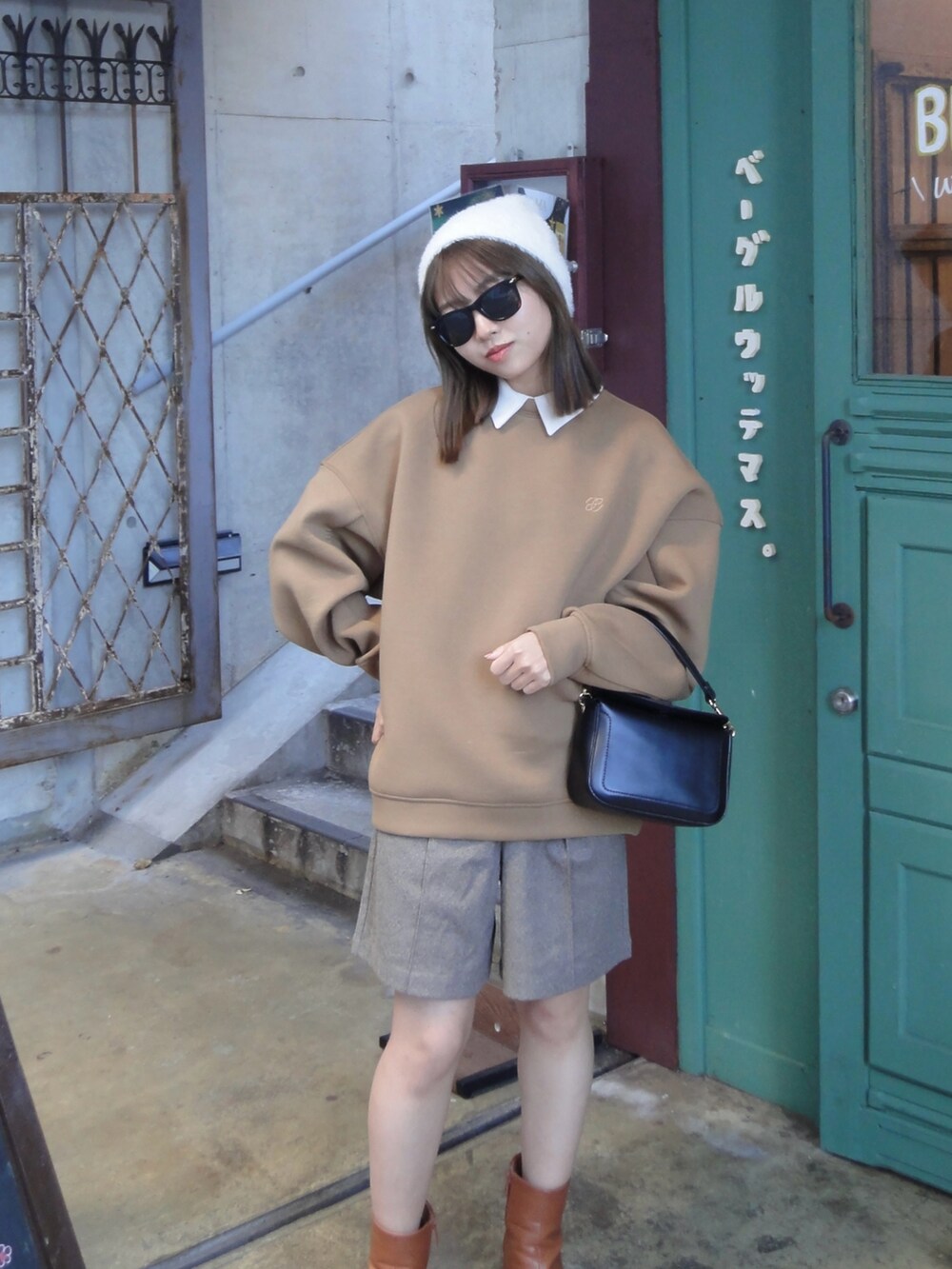 ブラウン系のスウェット、ブラウン系のパンツ、イエロー系のブーツを着用したレディースの春コーディネートの2枚目の写真