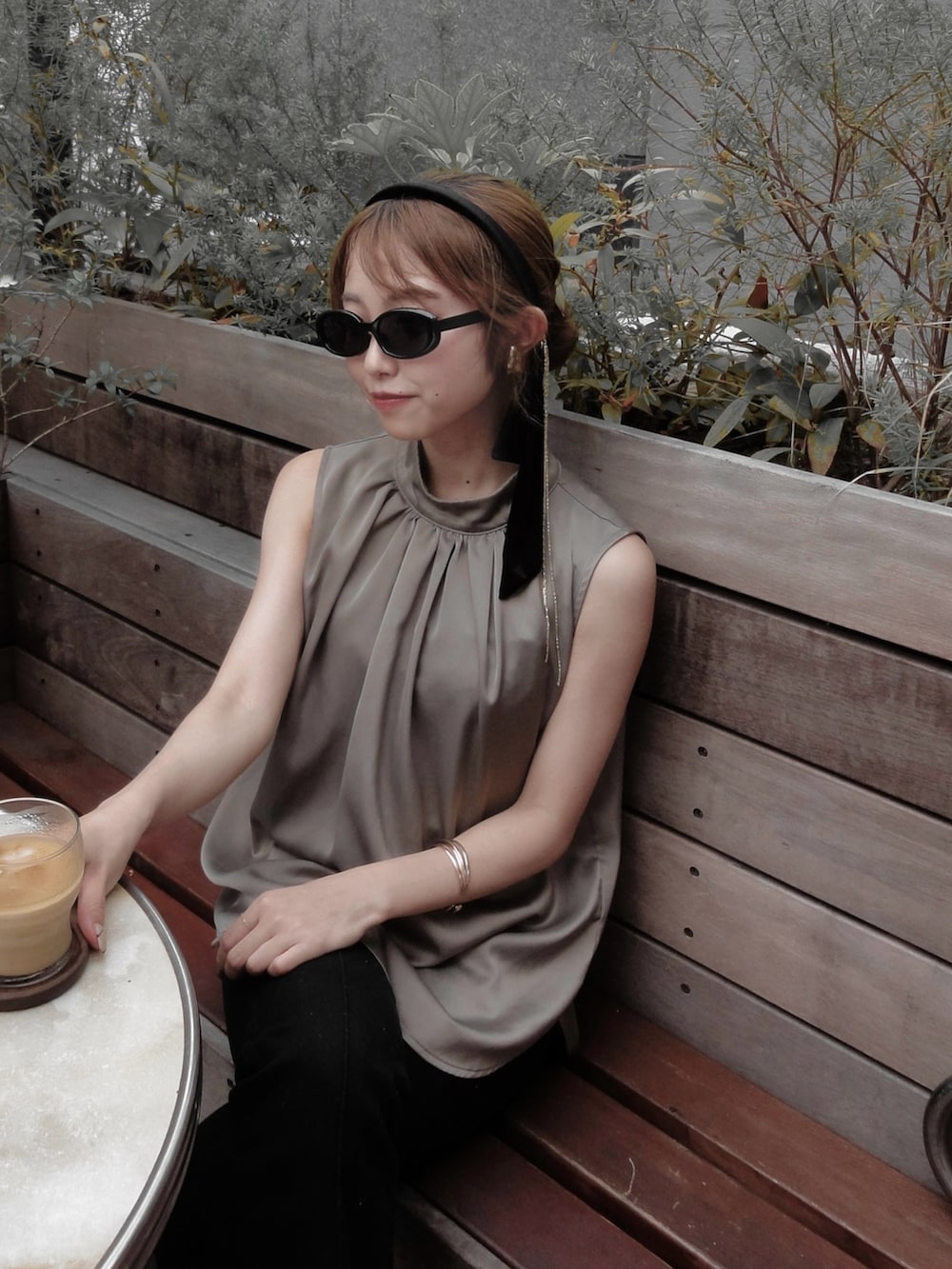 ベージュ系のシャツ/ブラウス、ブラック系のパンツ、ブラック系のサンダルを着用したレディースの夏コーディネートの2枚目の写真