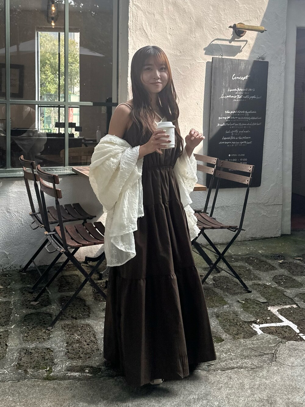 ブラウン系のワンピース/ドレス、ホワイト系のシャツ/ブラウス、ホワイト系のキャミソールを着用したレディースの夏コーディネートの2枚目の写真