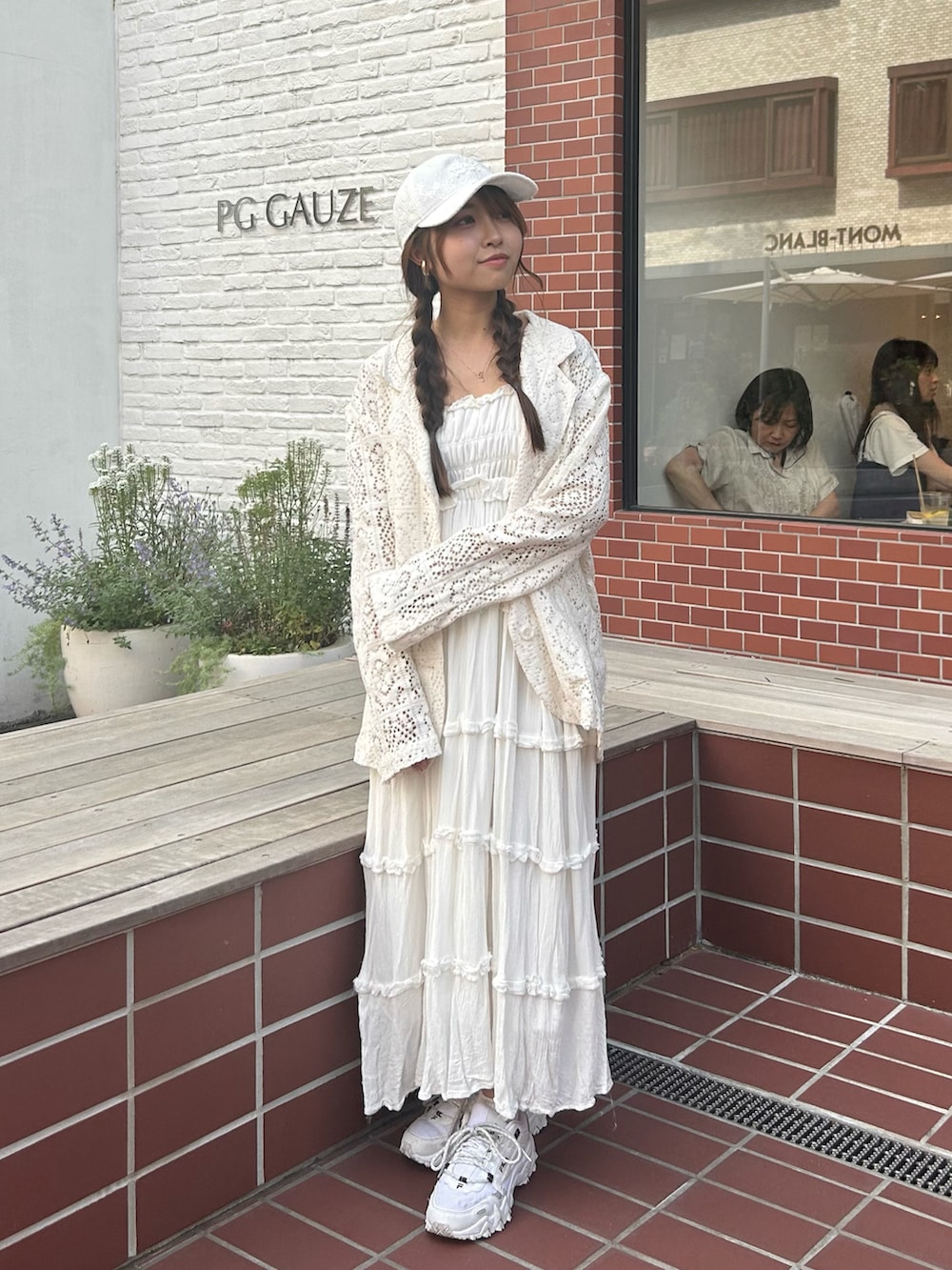 ホワイト系のテーラードジャケット、ホワイト系のワンピース/ドレス、ホワイト系のスニーカーを着用したレディースの夏コーディネートの2枚目の写真