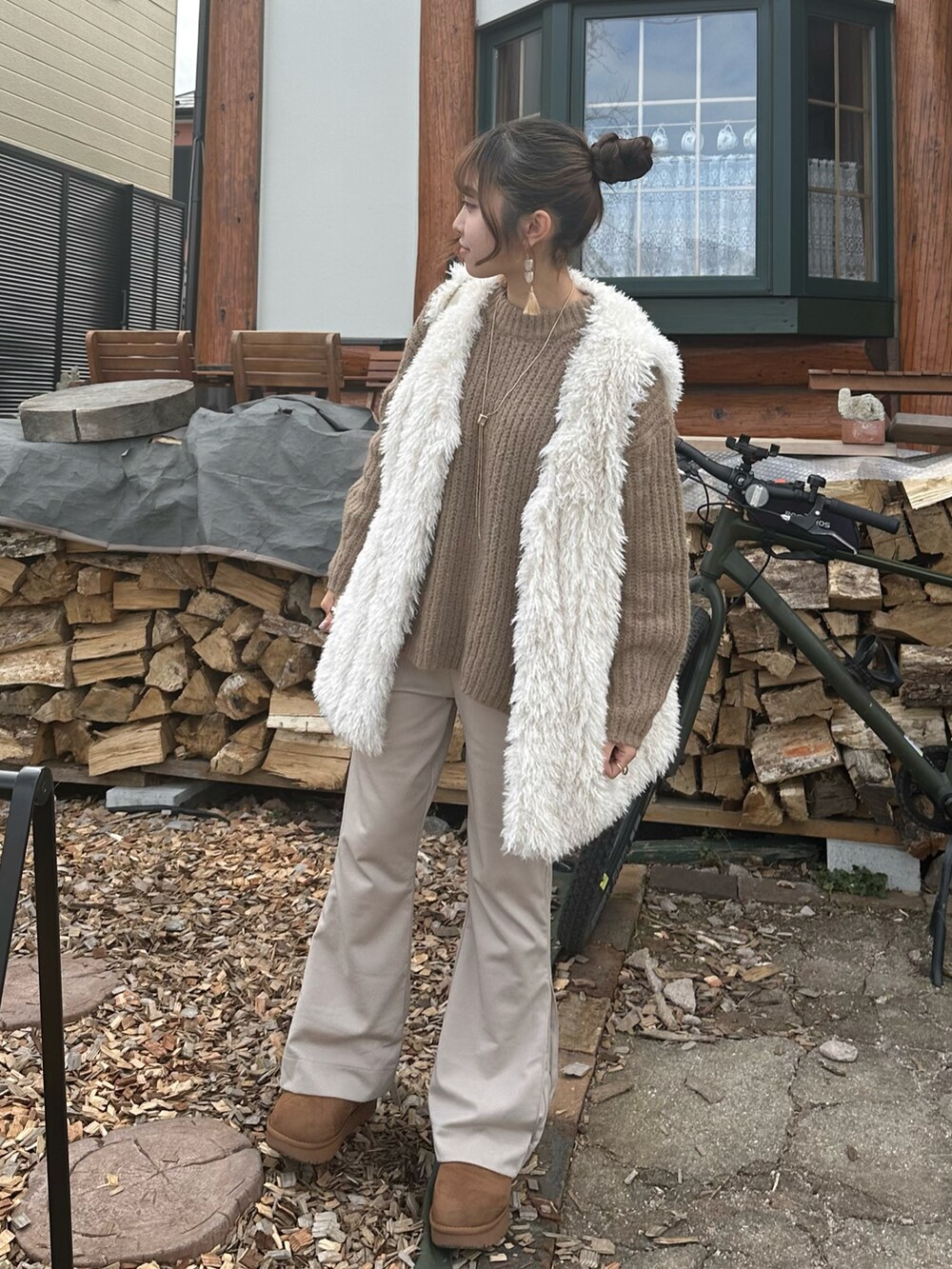 ブラウン系のニット/セーター、ホワイト系のベスト、ホワイト系のその他パンツを着用したレディースの秋コーディネートの2枚目の写真