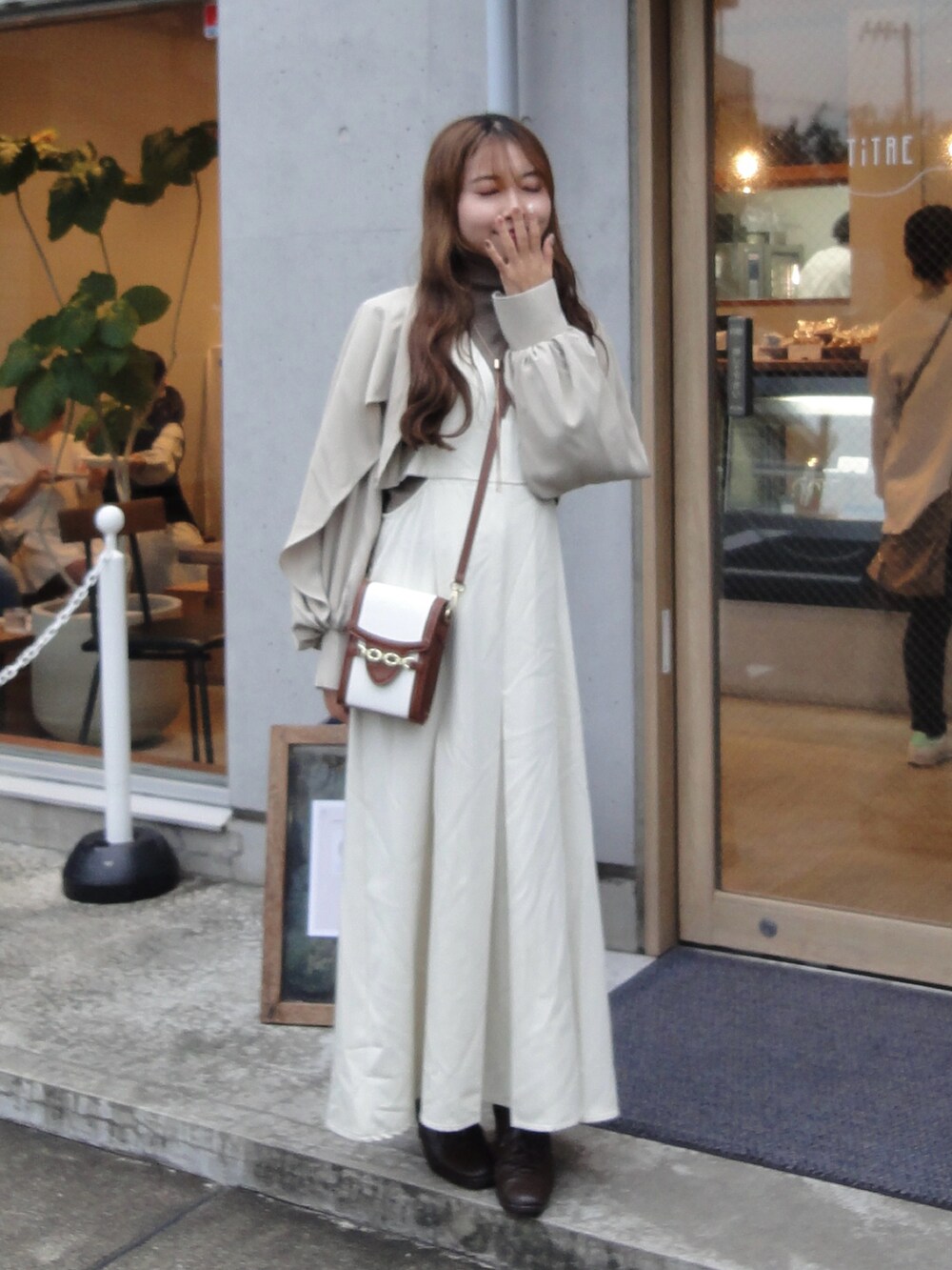 「淡色コーデ、ジャンパースカート、低身長コーデ、レイヤードスタイル、骨格ウェーブ」|「AERMAのvintage square bag(ショルダーバッグ、ブラウン系)」を使った、m a p oさん(骨格ウェーブ・レディース・149cm)の冬コーディネートの2枚目の写真