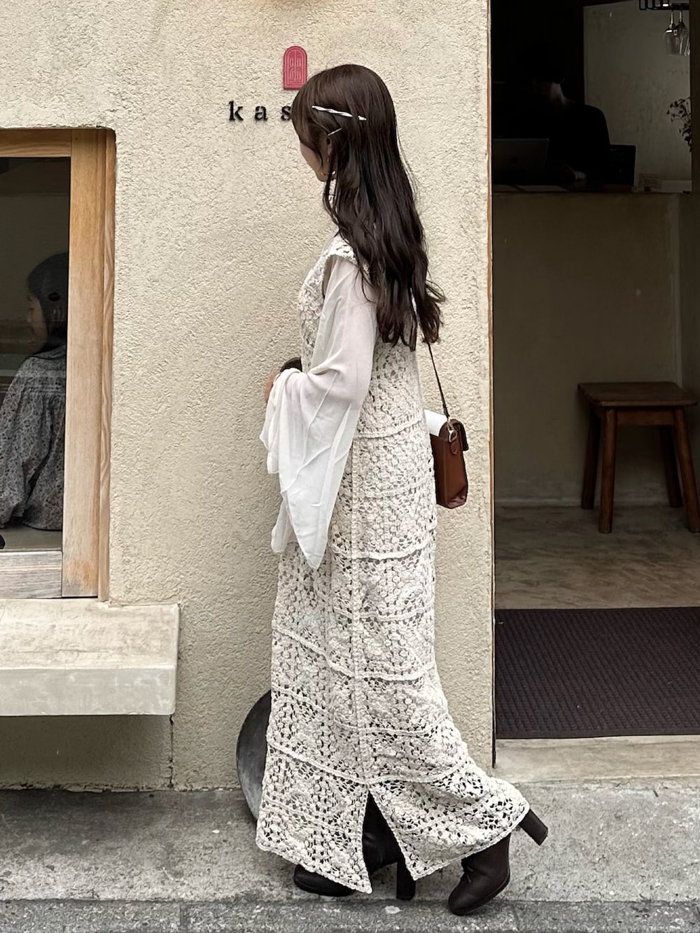 ホワイト系のワンピース、ブラウン系のショルダーバッグ、ホワイト系のシャツ/ブラウスを着用したレディースの春コーディネートの2枚目の写真