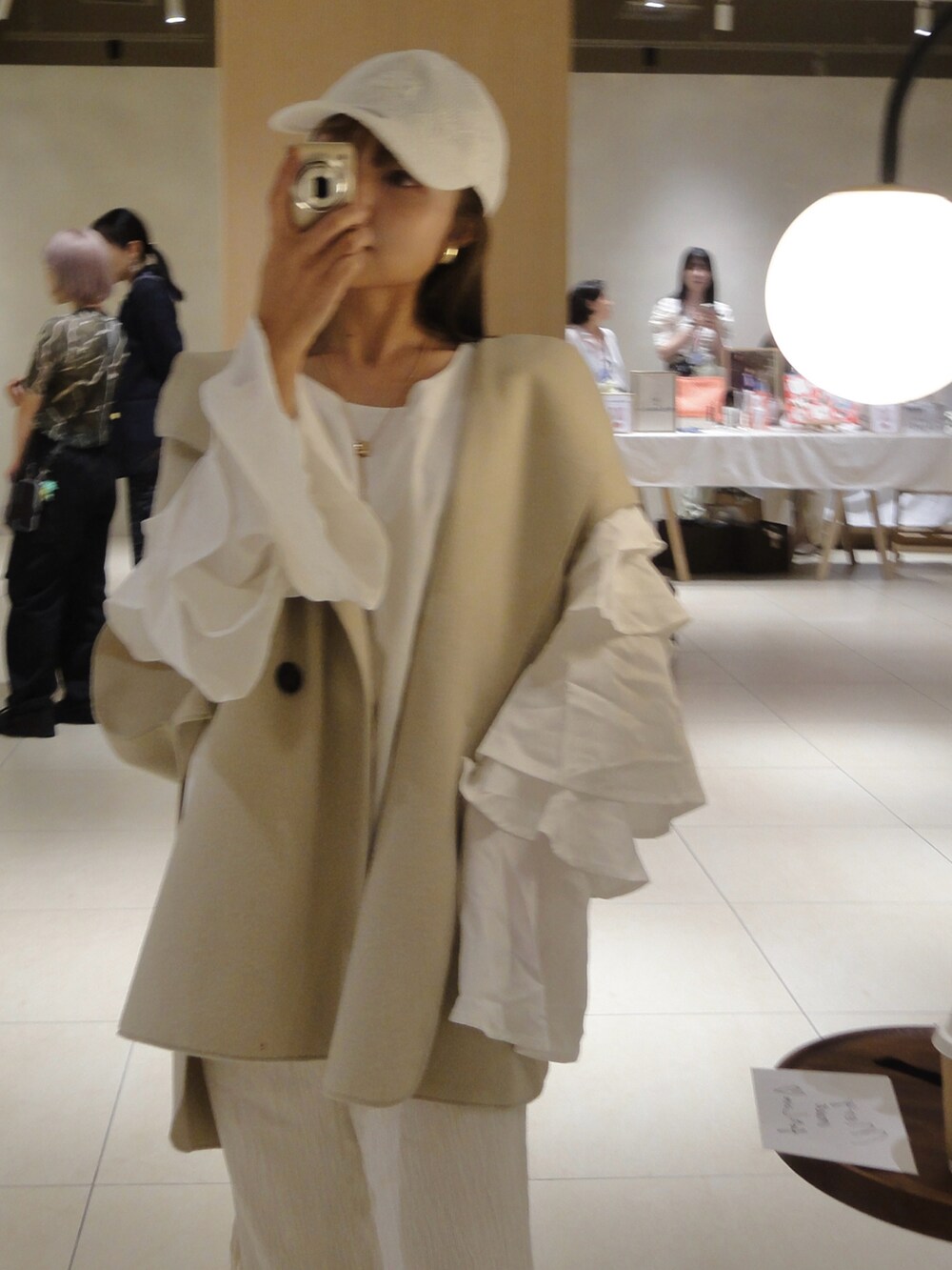 ホワイト系のベスト、ホワイト系のシャツ/ブラウス、ホワイト系のその他パンツを着用したレディースの秋コーディネートの2枚目の写真