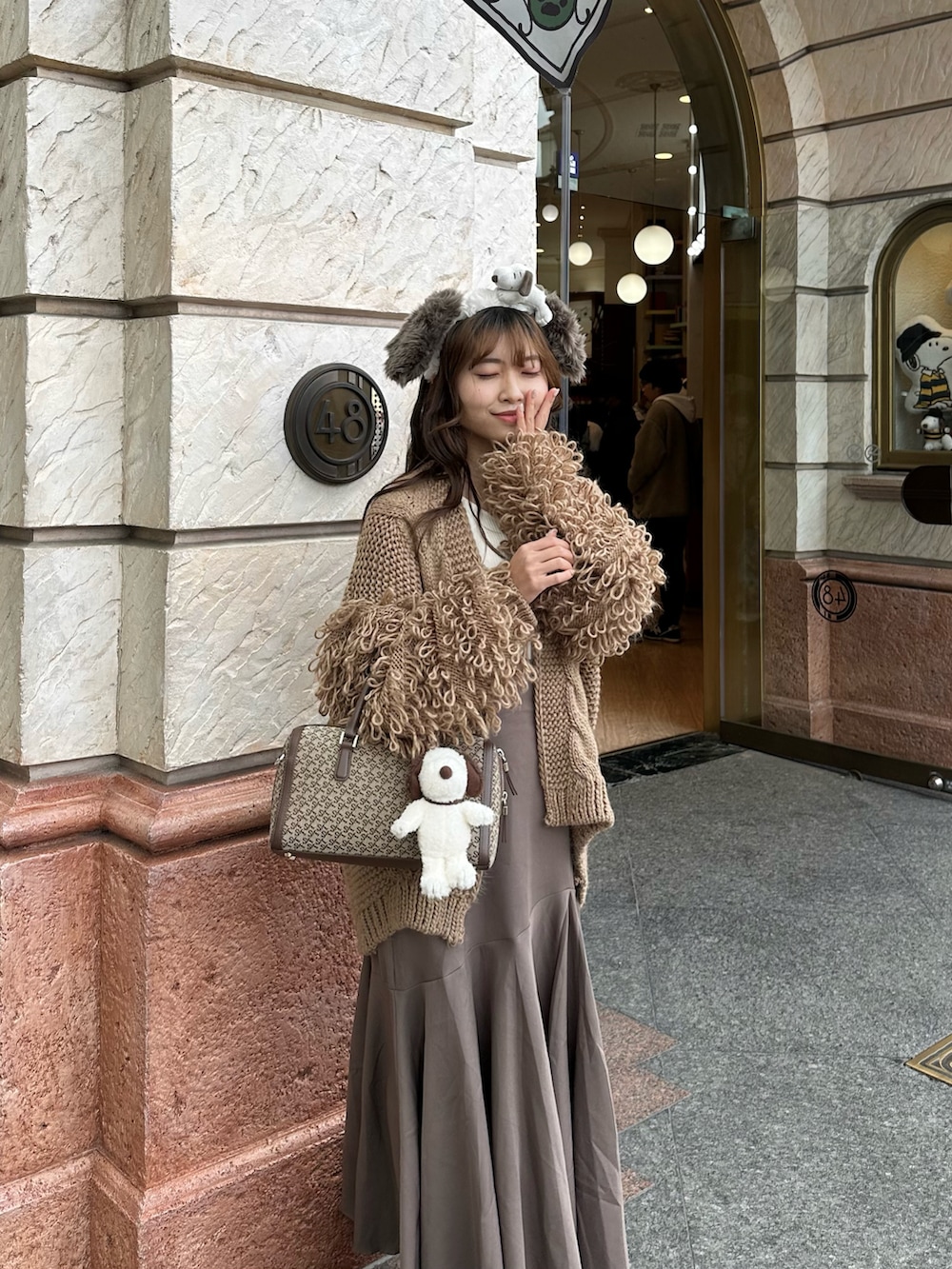 「スヌーピー、淡色コーデ、フリンジカーディガン、ブラウンコーデ、低身長コーデ、骨格ウェーブ」｜「Louereの薄手フレアラッフルマーメイドスカート（スカート、ブラウン系）」を使った、m a p oさん（骨格ウェーブ・レディース・149cm）の秋コーディネートの3枚目の写真