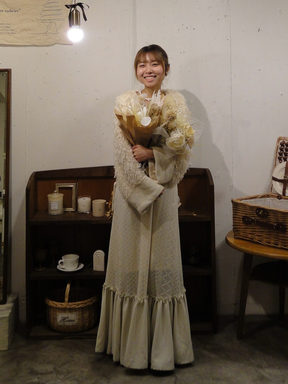 ホワイト系のワンピース/ドレス、ブラック系のブーツ、ゴールド系のイヤーカフを着用したレディースの冬コーディネートの2枚目の写真