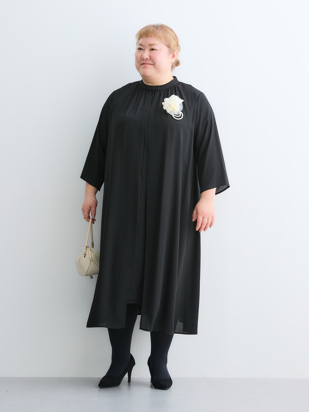 ブラック系のフォーマルスーツ/小物、ブラック系のパンプス、ブラック系のパンプスを着用したレディースの春コーディネートの4枚目の写真