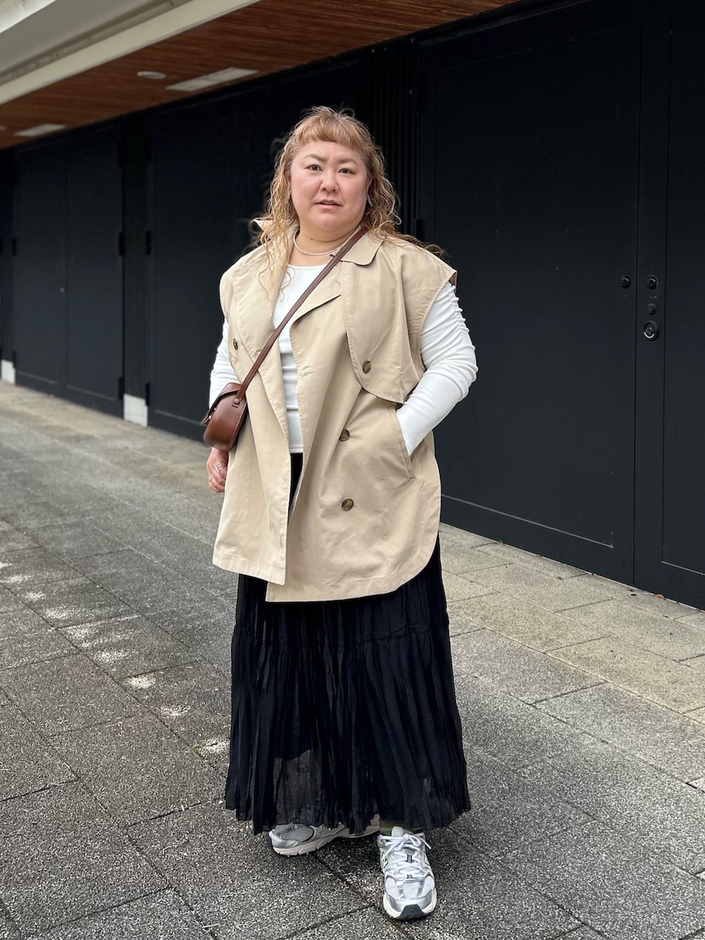 ホワイト系のTシャツ/カットソー、ホワイト系のTシャツ/カットソー、ベージュ系のベストを着用したレディースの春コーディネートの4枚目の写真