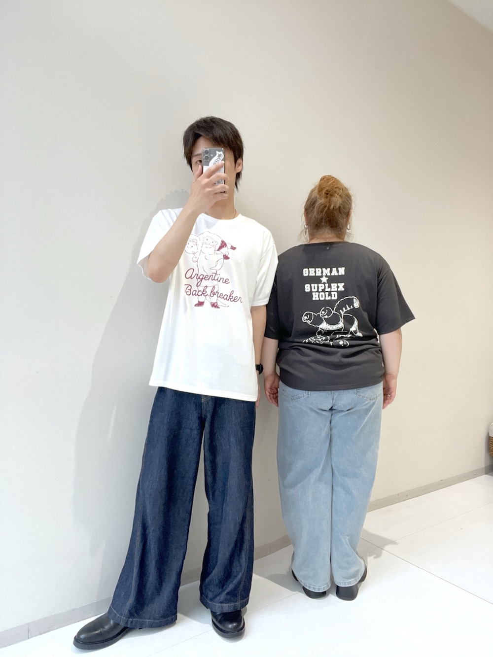 ブルー系のTシャツ/カットソー、ブルー系のTシャツ/カットソー、ブルー系のその他パンツを着用したレディースの夏コーディネートの10枚目の写真