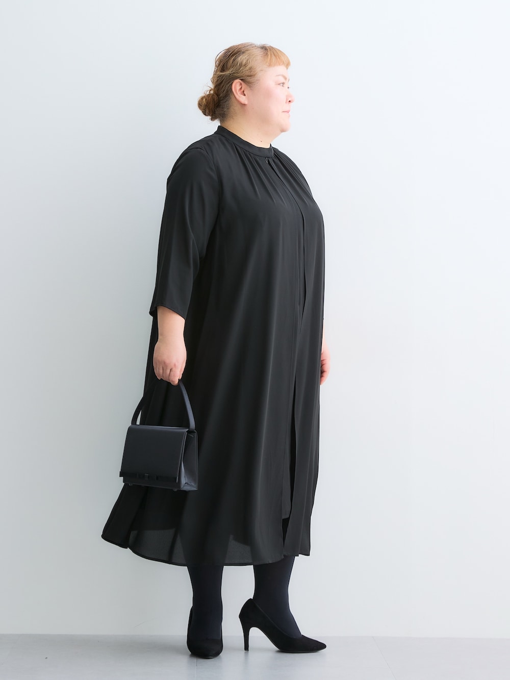 ブラック系のフォーマルスーツ/小物、ブラック系のパンプス、ブラック系のパンプスを着用したレディースの春コーディネートの7枚目の写真