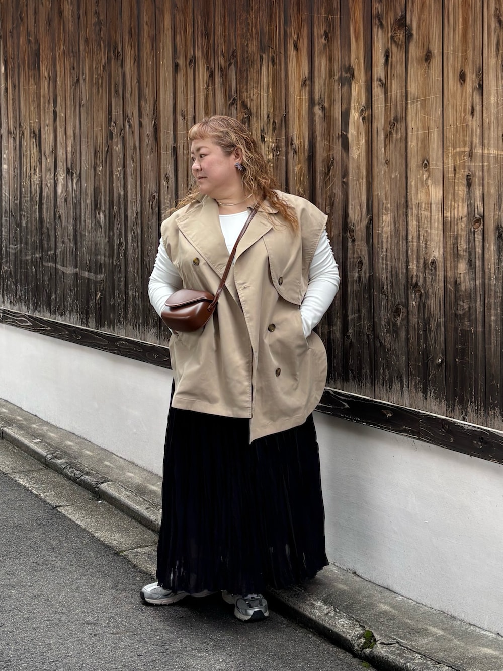 ホワイト系のTシャツ/カットソー、ホワイト系のTシャツ/カットソー、ベージュ系のベストを着用したレディースの春コーディネートの7枚目の写真