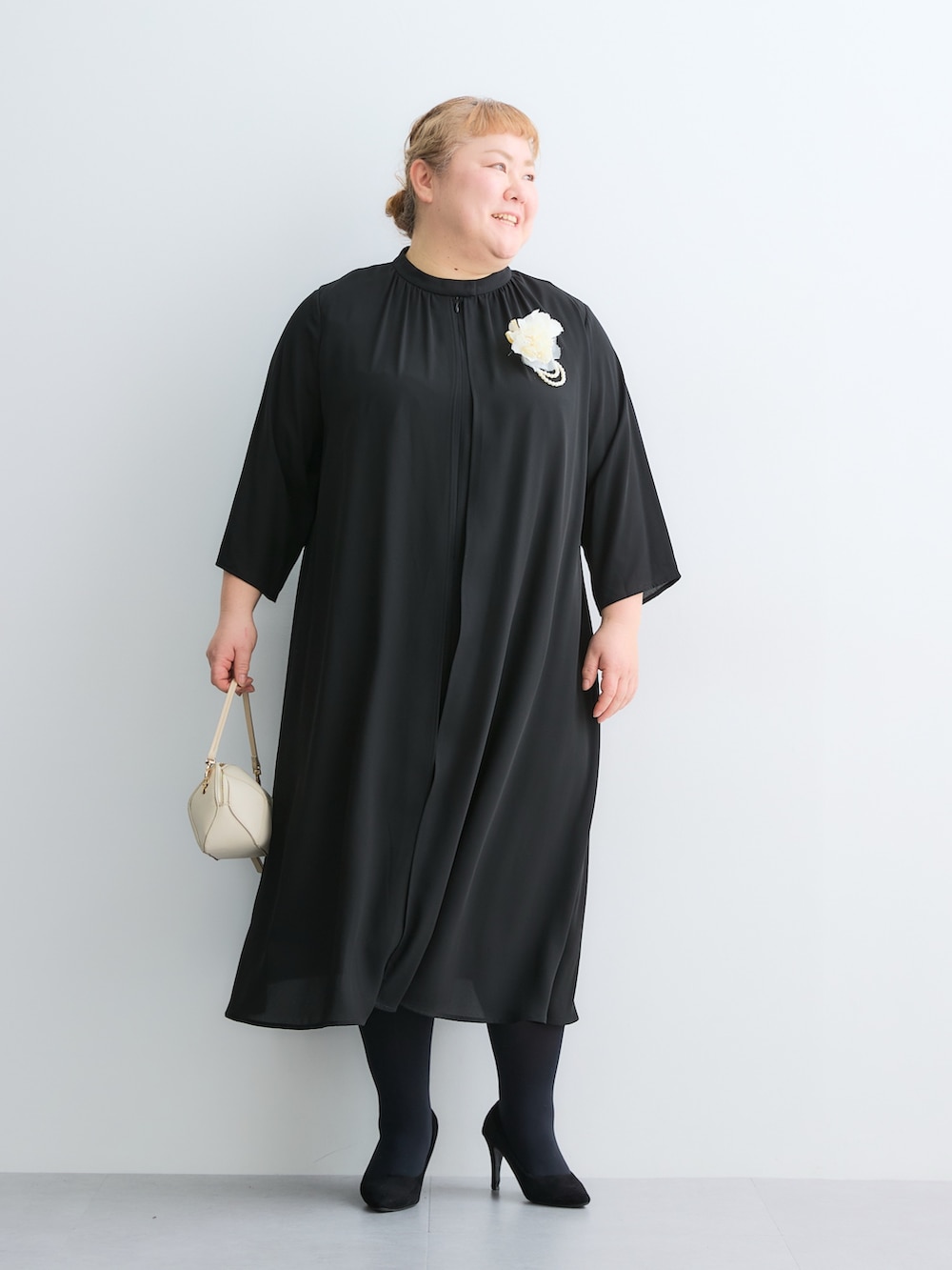 ブラック系のフォーマルスーツ/小物、ブラック系のパンプス、ブラック系のパンプスを着用したレディースの春コーディネートの5枚目の写真