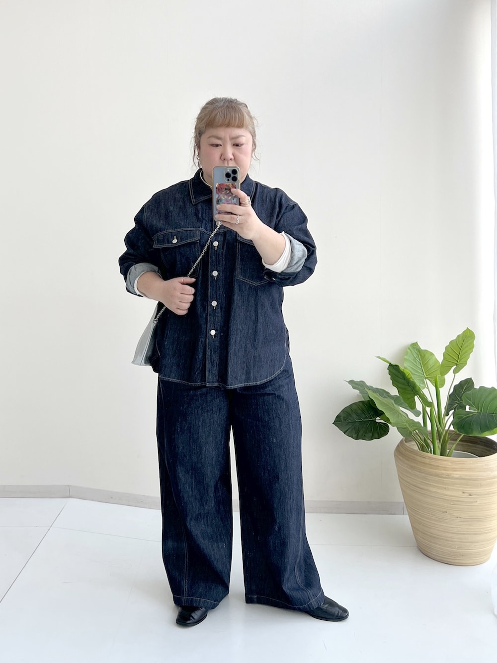 ブルー系のスウェットパンツ、ブルー系のデニムパンツ、ブルー系のジャケット/アウターを着用したレディースの冬コーディネートの6枚目の写真