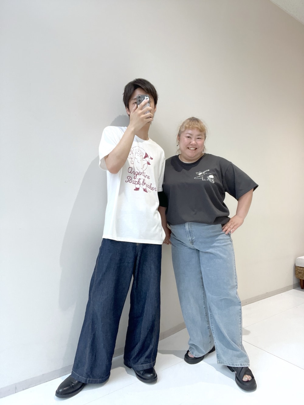 ブルー系のTシャツ/カットソー、ブルー系のTシャツ/カットソー、ブルー系のその他パンツを着用したレディースの夏コーディネートの6枚目の写真