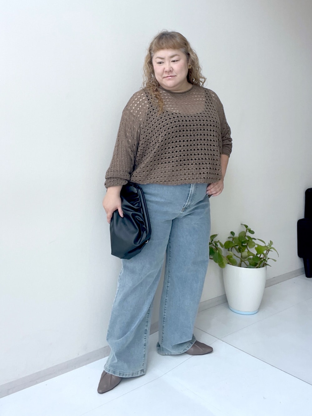 ブラウン系のニット/セーター、ブラック系のニット/セーター、ブラック系のタンクトップを着用したレディースの秋コーディネートの10枚目の写真