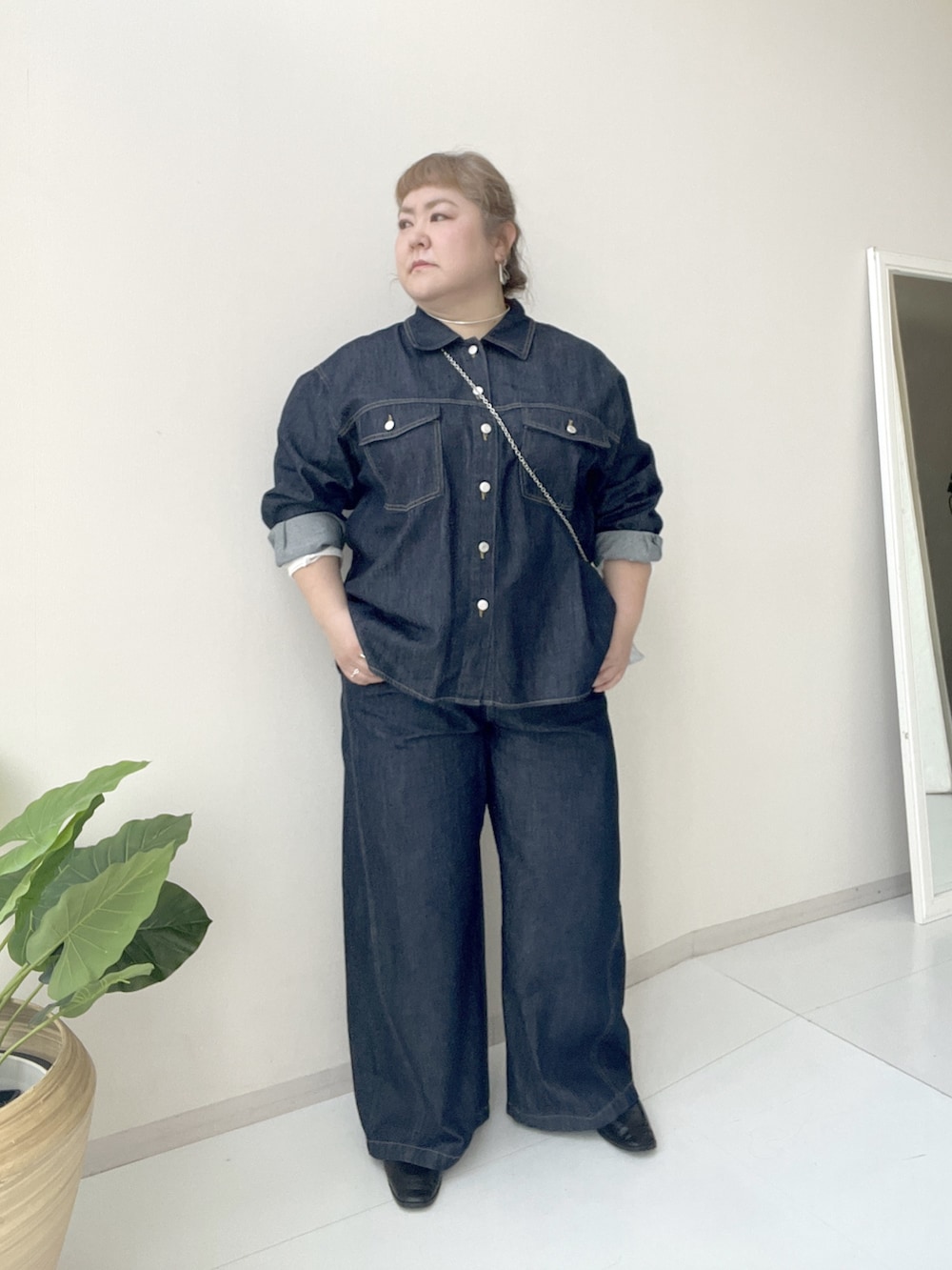 ブルー系のスウェットパンツ、ブルー系のデニムパンツ、ブルー系のジャケット/アウターを着用したレディースの冬コーディネートの7枚目の写真