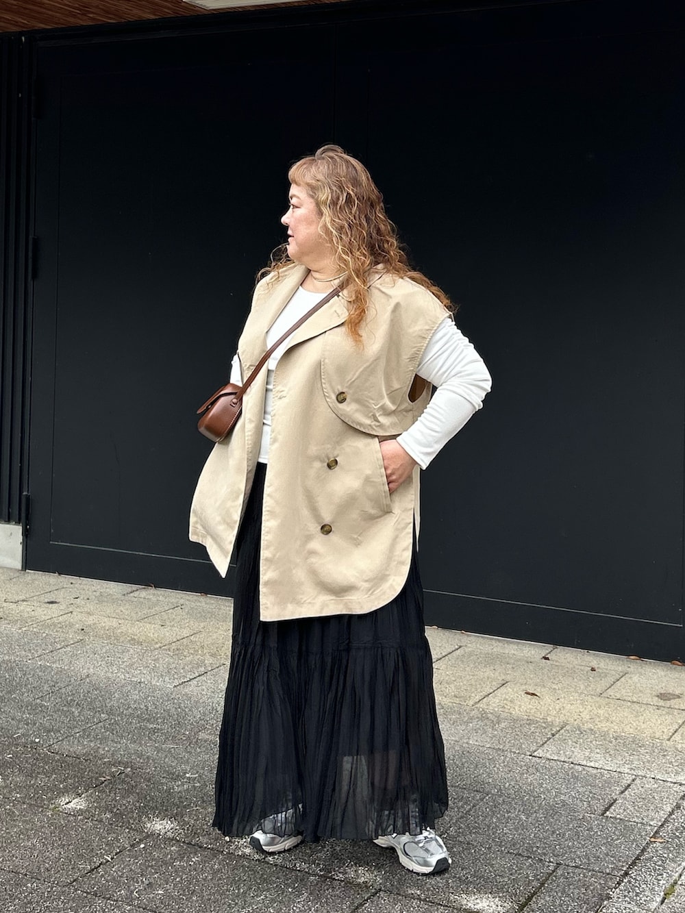 ホワイト系のTシャツ/カットソー、ホワイト系のTシャツ/カットソー、ベージュ系のベストを着用したレディースの春コーディネートの5枚目の写真