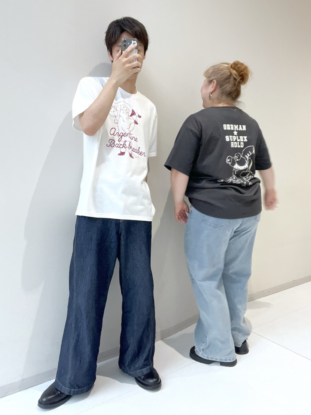 ブルー系のTシャツ/カットソー、ブルー系のTシャツ/カットソー、ブルー系のその他パンツを着用したレディースの夏コーディネートの5枚目の写真