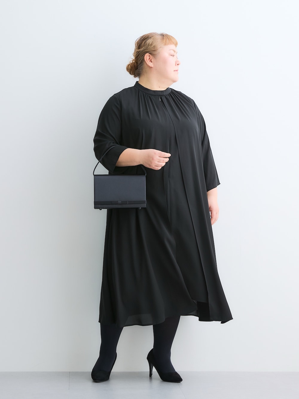 ブラック系のフォーマルスーツ/小物、ブラック系のパンプス、ブラック系のパンプスを着用したレディースの春コーディネートの6枚目の写真