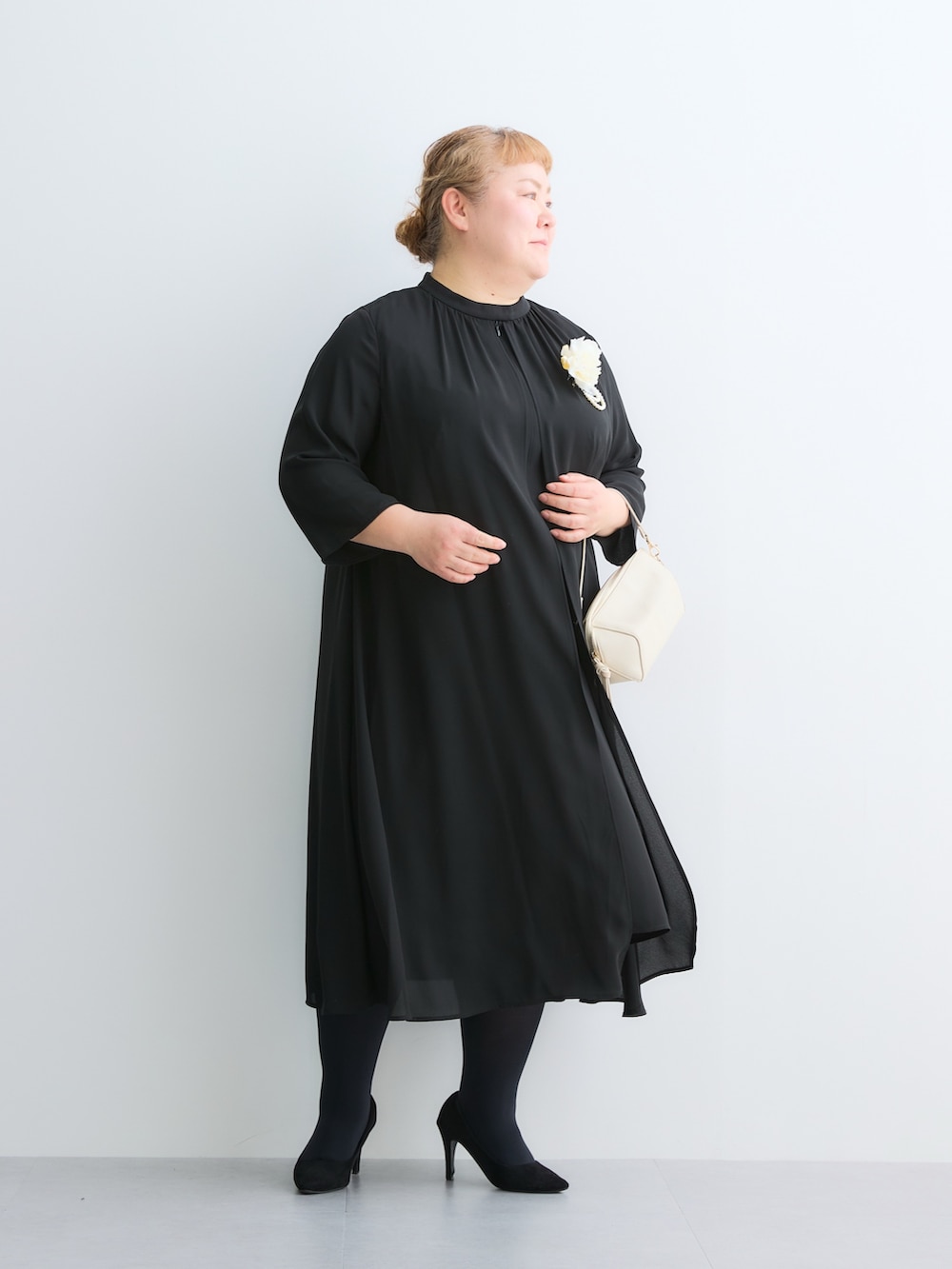 ブラック系のフォーマルスーツ/小物、ブラック系のパンプス、ブラック系のパンプスを着用したレディースの春コーディネートの3枚目の写真