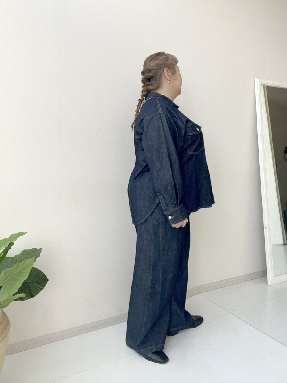 ブルー系のスウェットパンツ、ブルー系のデニムパンツ、ブルー系のジャケット/アウターを着用したレディースの冬コーディネートの3枚目の写真