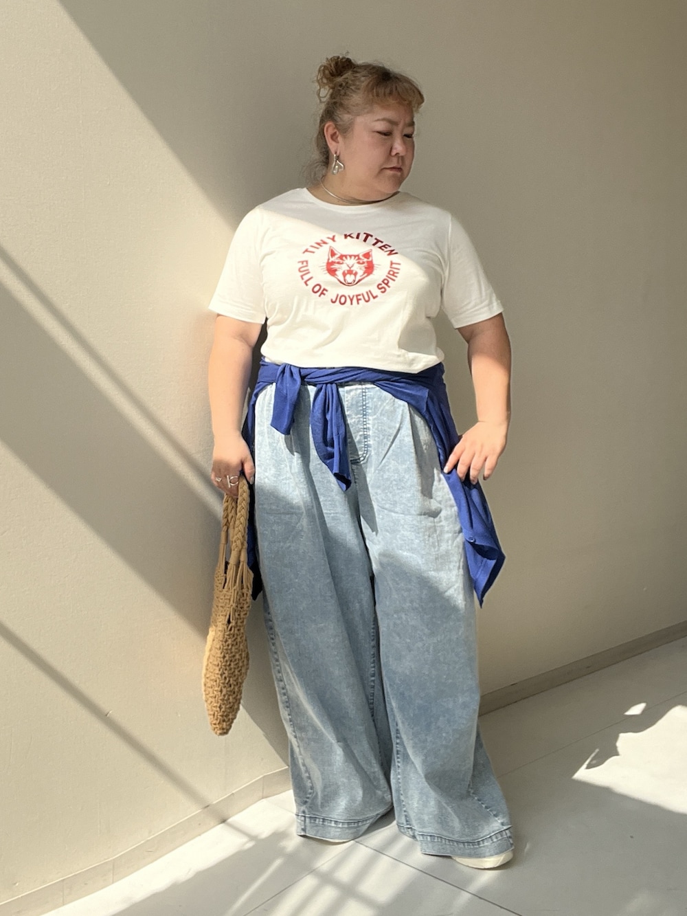 ホワイト系のチュニック、ブルー系のパンツ、ブルー系のカーディガン/ボレロを着用したレディースの夏コーディネートの10枚目の写真