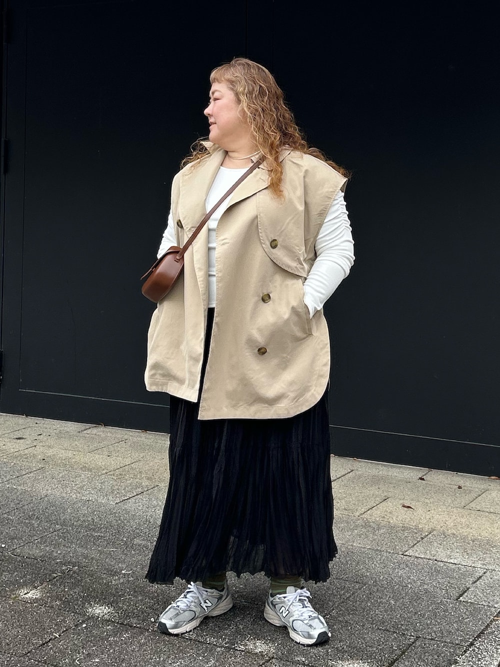 ホワイト系のTシャツ/カットソー、ホワイト系のTシャツ/カットソー、ベージュ系のベストを着用したレディースの春コーディネートの2枚目の写真