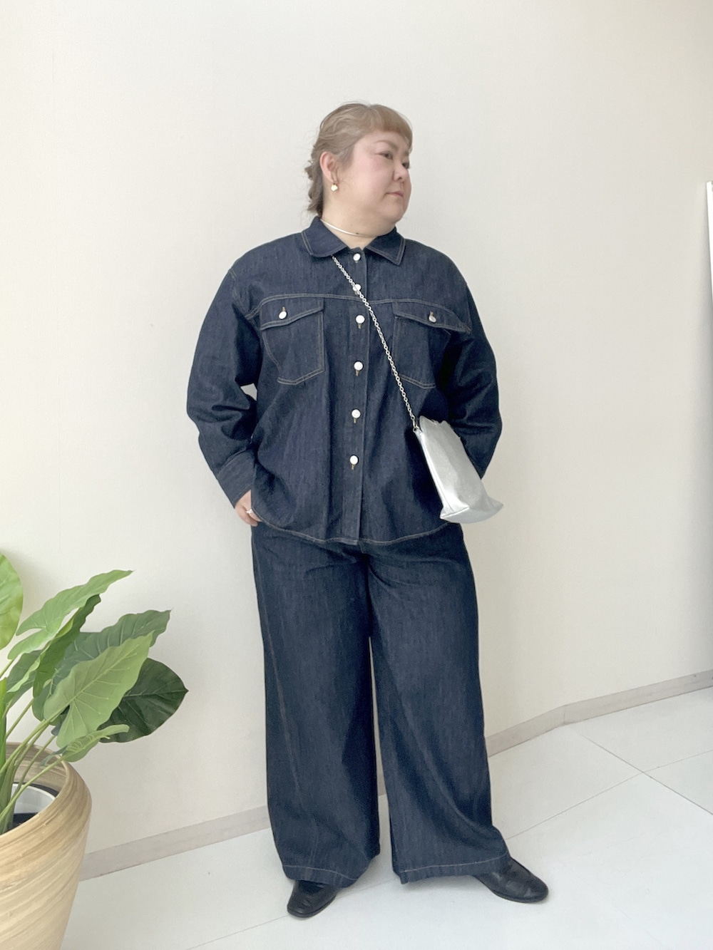 ブルー系のスウェットパンツ、ブルー系のデニムパンツ、ブルー系のジャケット/アウターを着用したレディースの冬コーディネートの2枚目の写真