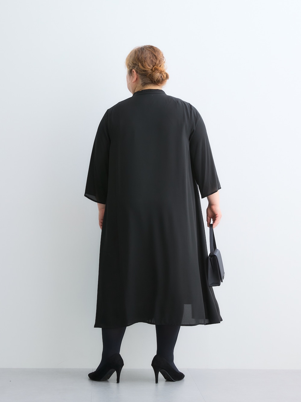 ブラック系のフォーマルスーツ/小物、ブラック系のパンプス、ブラック系のパンプスを着用したレディースの春コーディネートの9枚目の写真