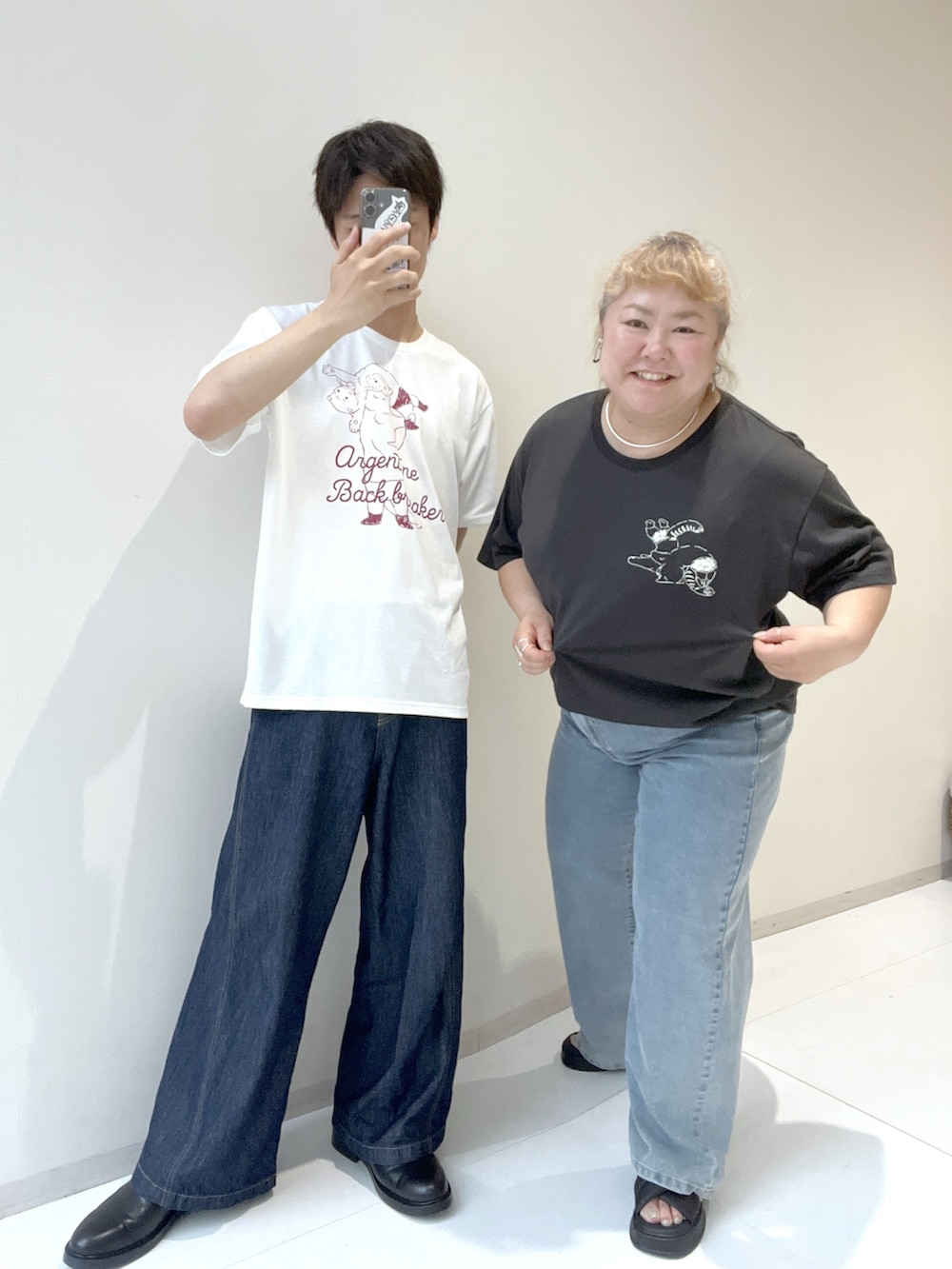 ブルー系のTシャツ/カットソー、ブルー系のTシャツ/カットソー、ブルー系のその他パンツを着用したレディースの夏コーディネートの2枚目の写真