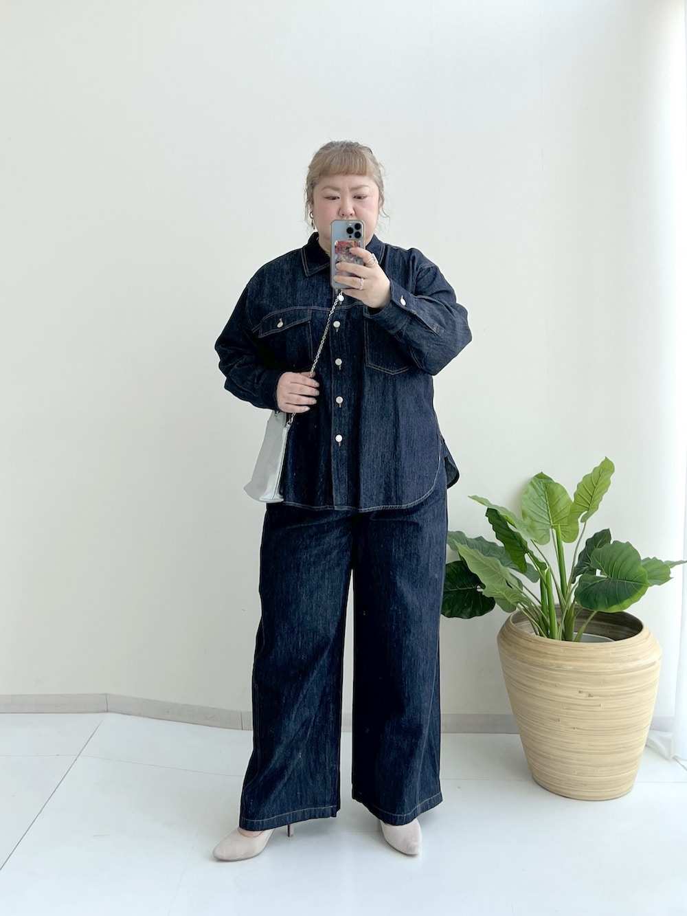 ブルー系のスウェットパンツ、ブルー系のデニムパンツ、ブルー系のジャケット/アウターを着用したレディースの冬コーディネートの8枚目の写真