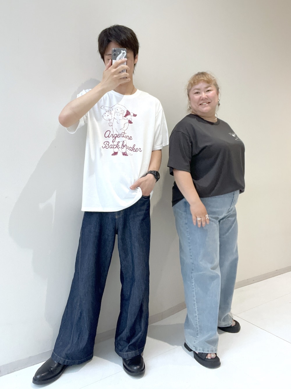 ブルー系のTシャツ/カットソー、ブルー系のTシャツ/カットソー、ブルー系のその他パンツを着用したレディースの夏コーディネートの7枚目の写真