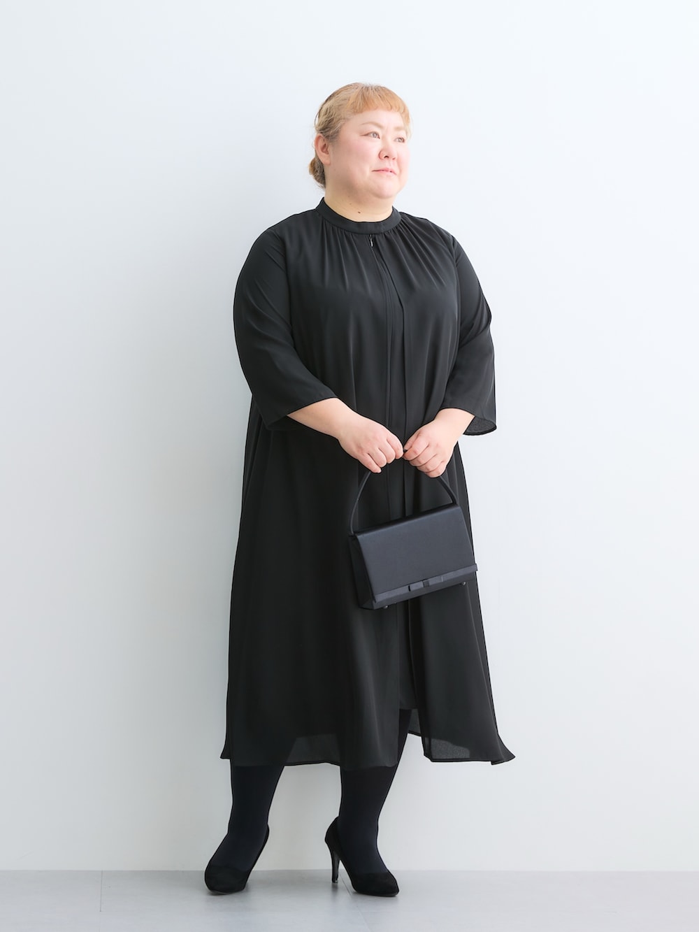ブラック系のフォーマルスーツ/小物、ブラック系のパンプス、ブラック系のパンプスを着用したレディースの春コーディネートの2枚目の写真