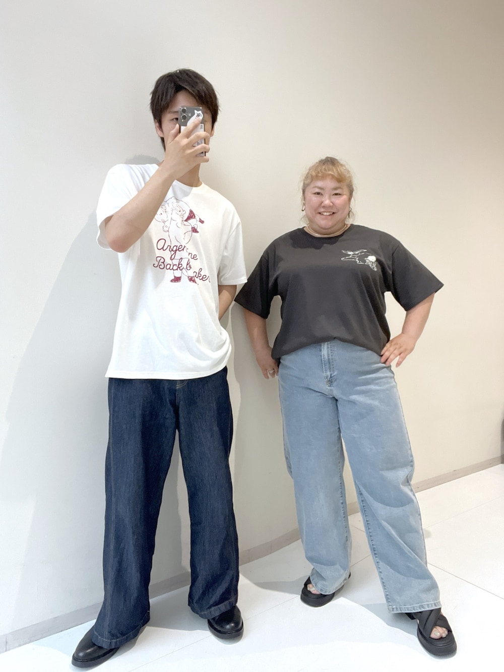ブルー系のTシャツ/カットソー、ブルー系のTシャツ/カットソー、ブルー系のその他パンツを着用したレディースの夏コーディネートの8枚目の写真