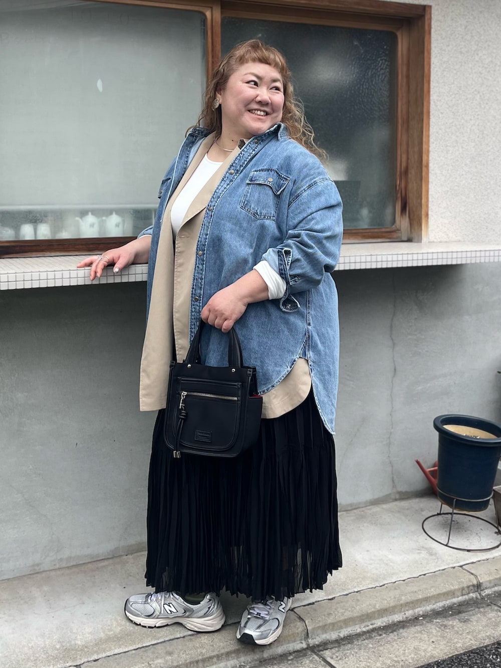 ブルー系のシャツ/ブラウス、ホワイト系のTシャツ/カットソー、ホワイト系のTシャツ/カットソーを着用したレディースの春コーディネートの2枚目の写真