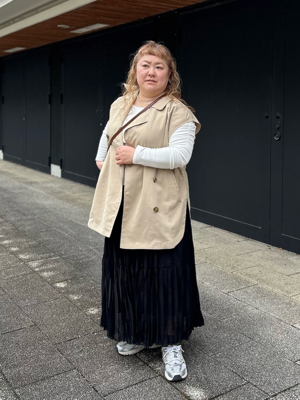 ホワイト系のTシャツ/カットソー、ホワイト系のTシャツ/カットソー、ベージュ系のベストを着用したレディースの春コーディネートの3枚目の写真