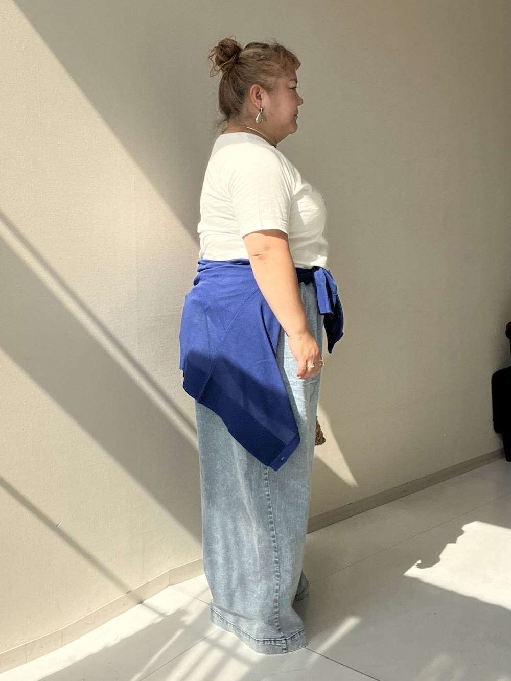 ホワイト系のチュニック、ブルー系のパンツ、ブルー系のカーディガン/ボレロを着用したレディースの夏コーディネートの8枚目の写真