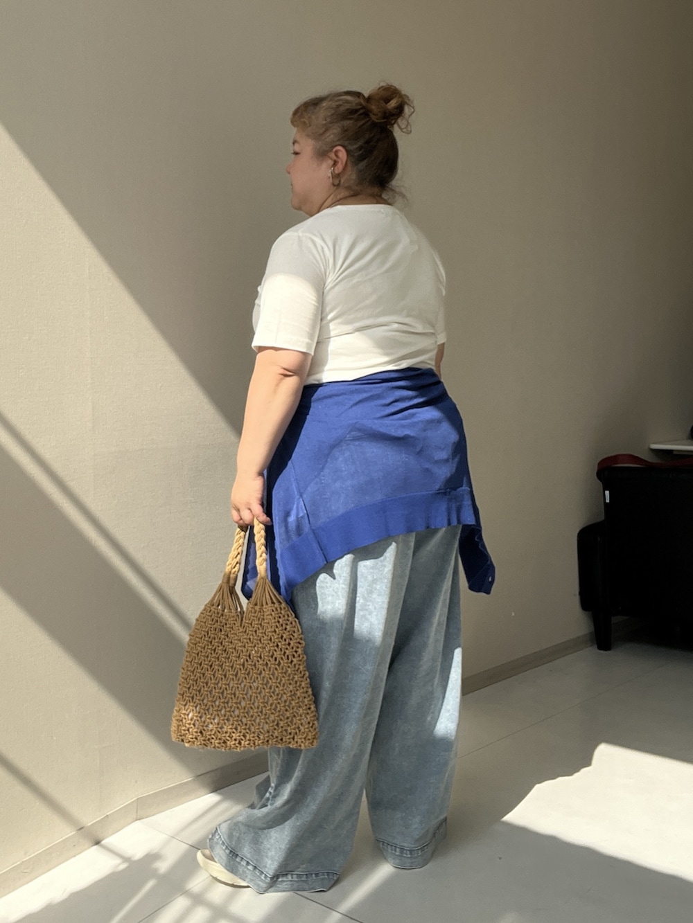ホワイト系のチュニック、ブルー系のパンツ、ブルー系のカーディガン/ボレロを着用したレディースの夏コーディネートの9枚目の写真