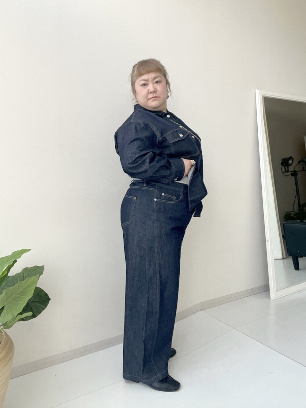 ブルー系のスウェットパンツ、ブルー系のデニムパンツ、ブルー系のジャケット/アウターを着用したレディースの冬コーディネートの9枚目の写真