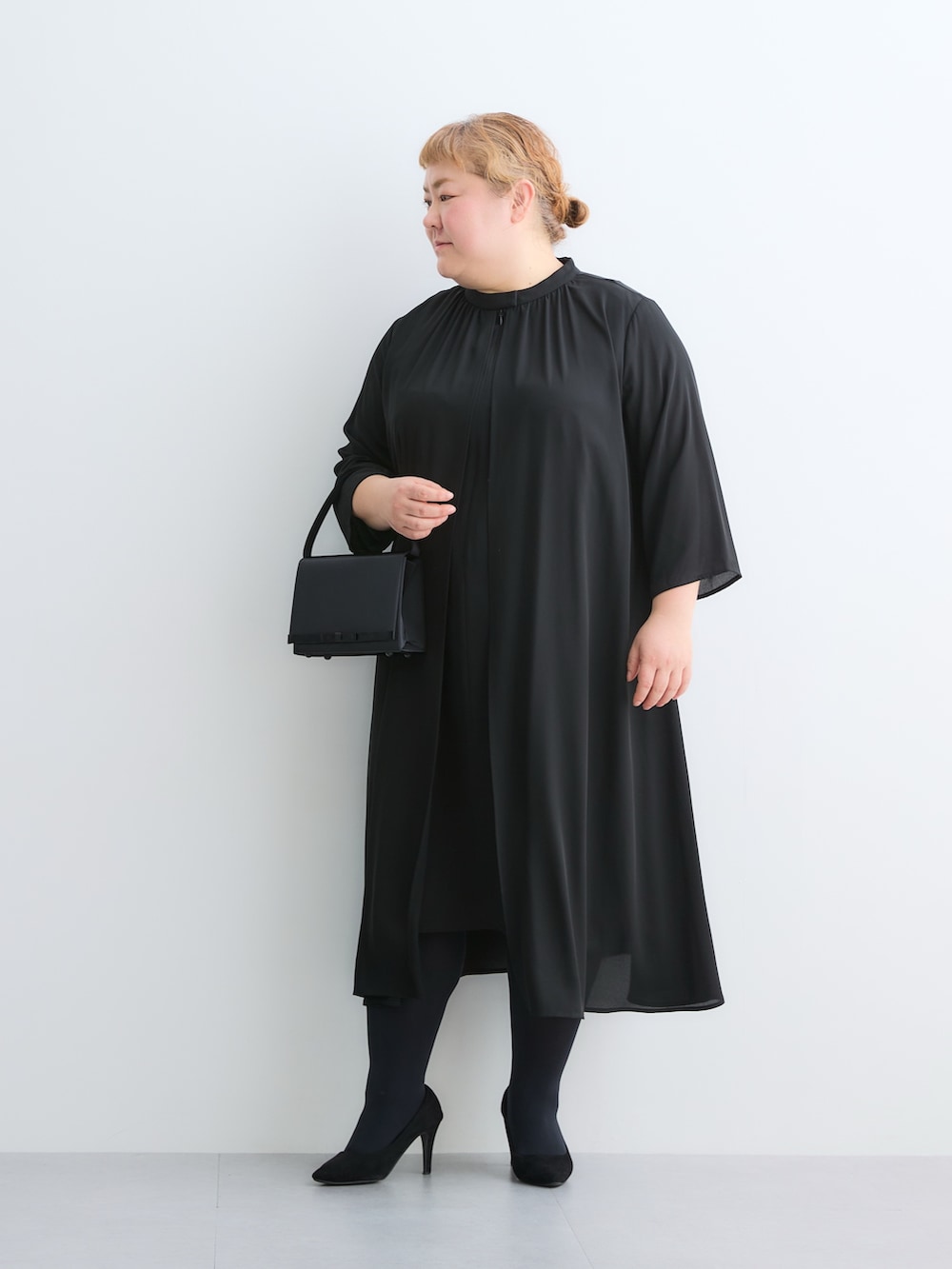 ブラック系のフォーマルスーツ/小物、ブラック系のパンプス、ブラック系のパンプスを着用したレディースの春コーディネートの10枚目の写真