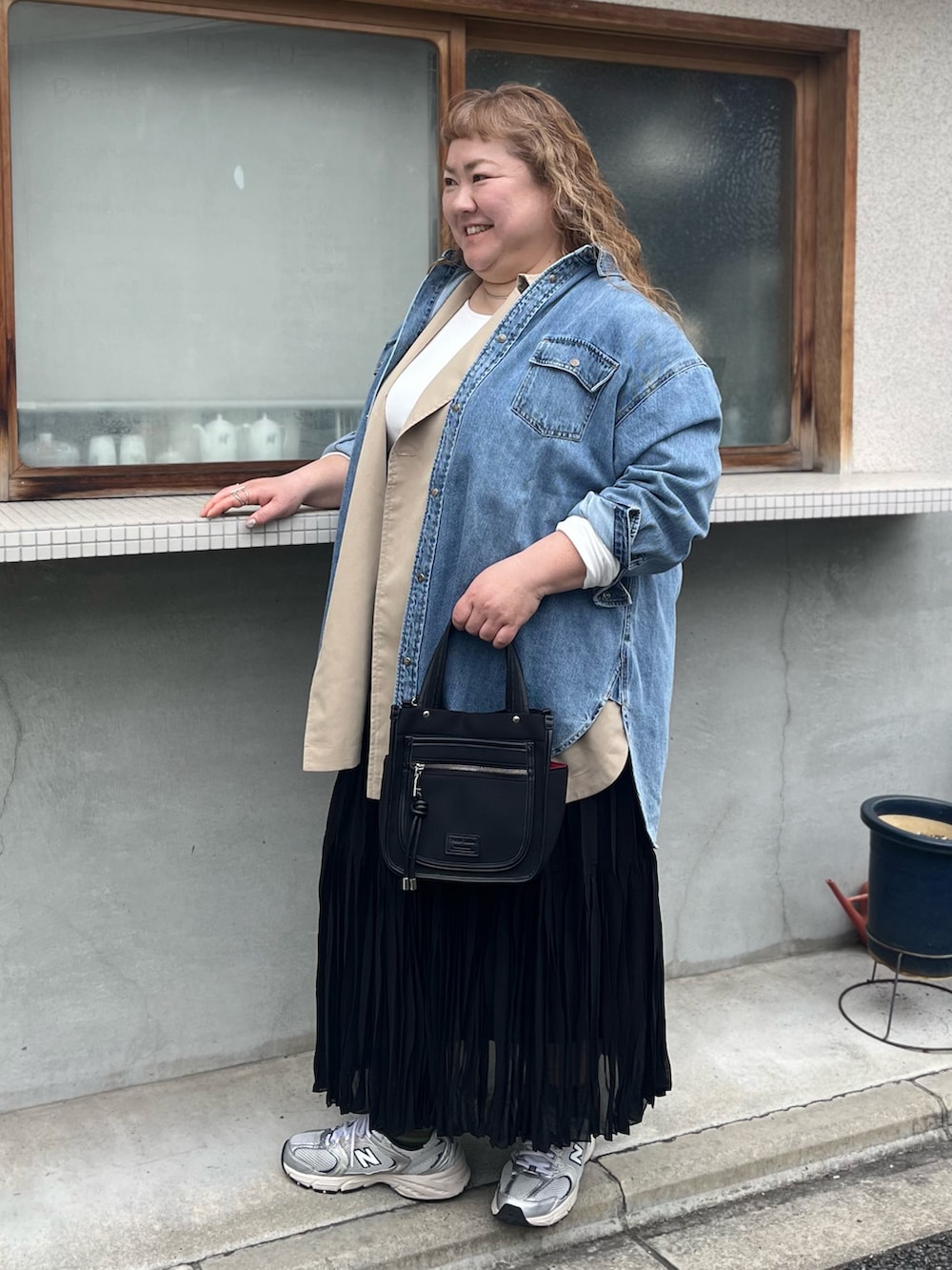 ブルー系のシャツ/ブラウス、ホワイト系のTシャツ/カットソー、ホワイト系のTシャツ/カットソーを着用したレディースの春コーディネートの3枚目の写真