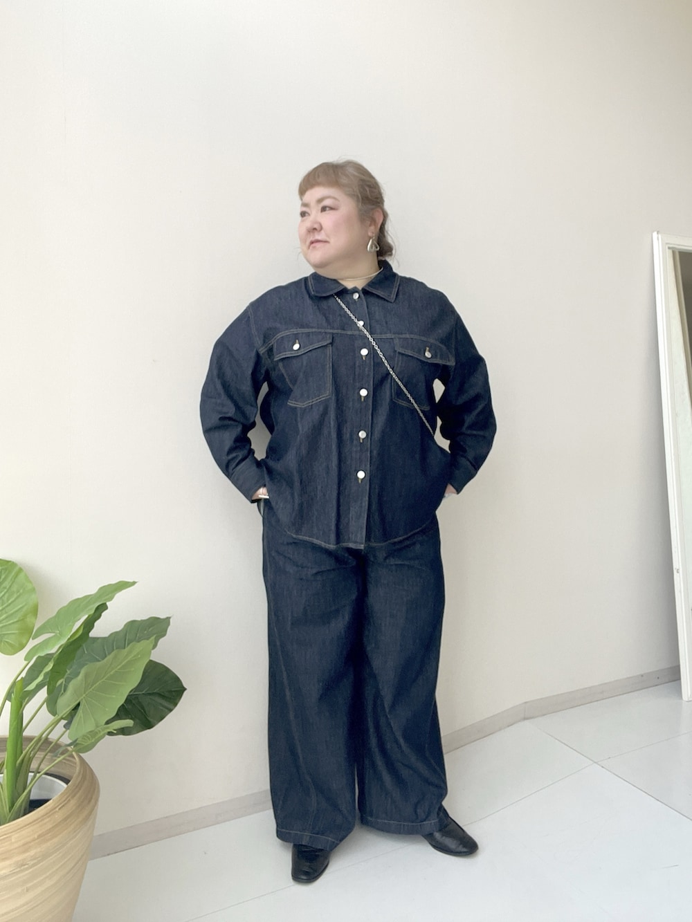 ブルー系のスウェットパンツ、ブルー系のデニムパンツ、ブルー系のジャケット/アウターを着用したレディースの冬コーディネートの5枚目の写真