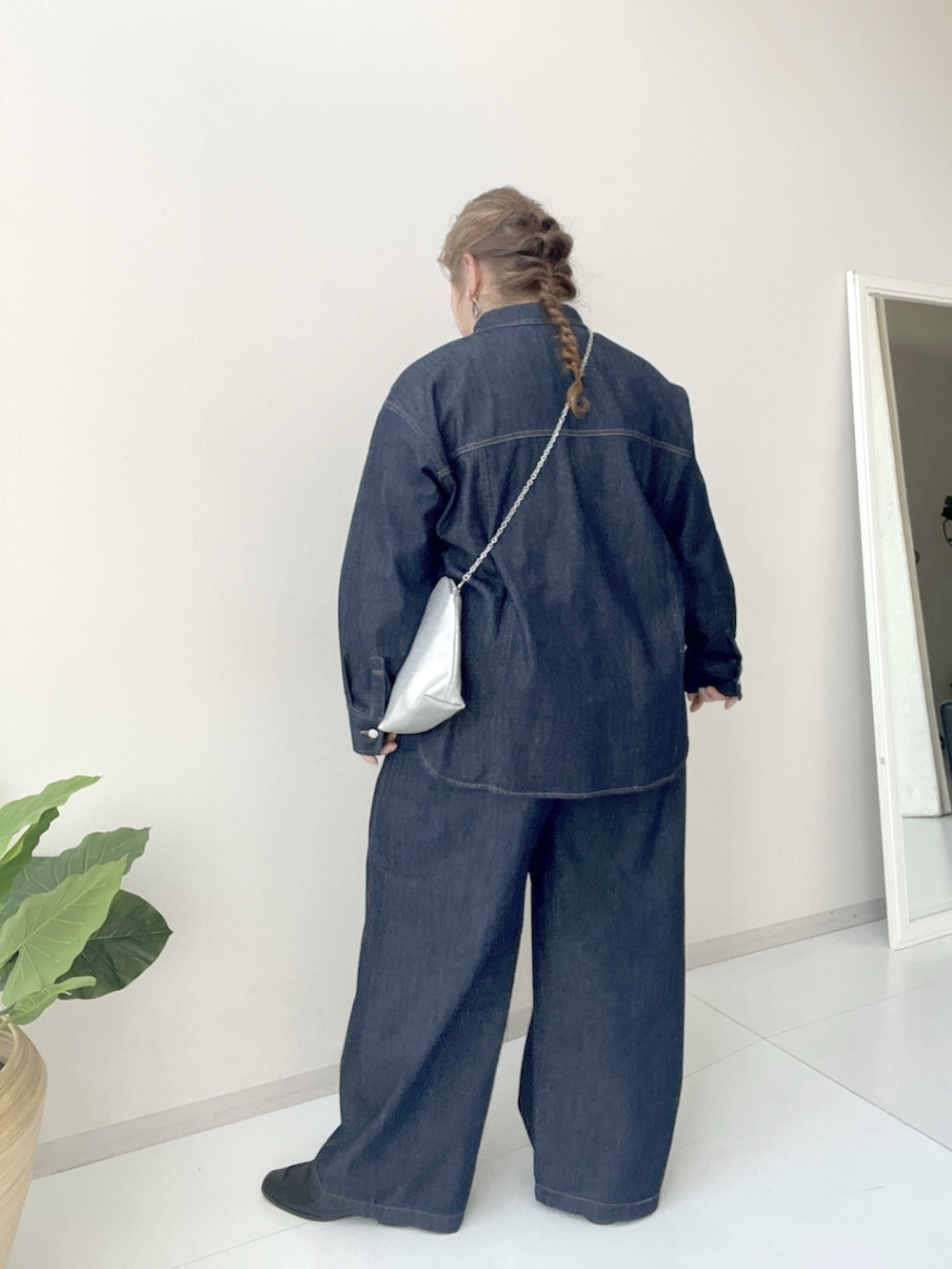 ブルー系のスウェットパンツ、ブルー系のデニムパンツ、ブルー系のジャケット/アウターを着用したレディースの冬コーディネートの4枚目の写真