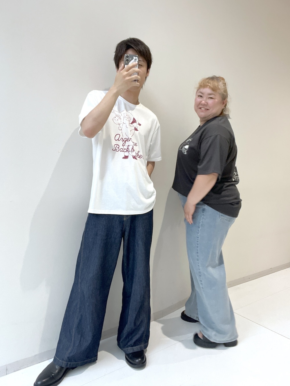 ブルー系のTシャツ/カットソー、ブルー系のTシャツ/カットソー、ブルー系のその他パンツを着用したレディースの夏コーディネートの3枚目の写真