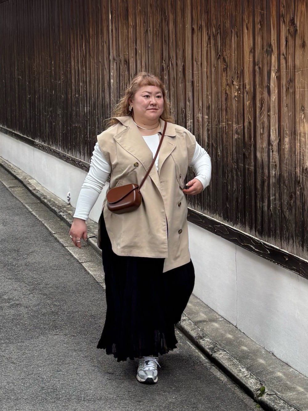 ホワイト系のTシャツ/カットソー、ホワイト系のTシャツ/カットソー、ベージュ系のベストを着用したレディースの春コーディネートの8枚目の写真