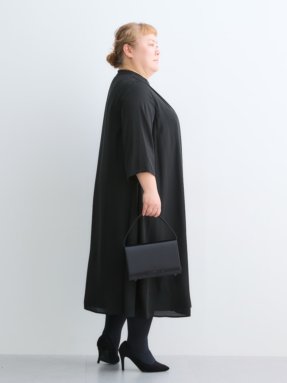 ブラック系のフォーマルスーツ/小物、ブラック系のパンプス、ブラック系のパンプスを着用したレディースの春コーディネートの8枚目の写真