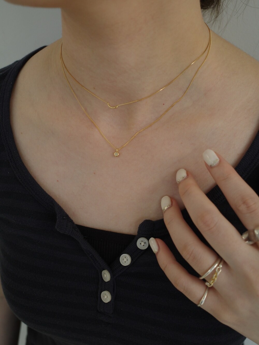 シルバー系のリング、ゴールド系のリング、シルバー系のブレスレットを着用したレディースの夏コーディネートの7枚目の写真