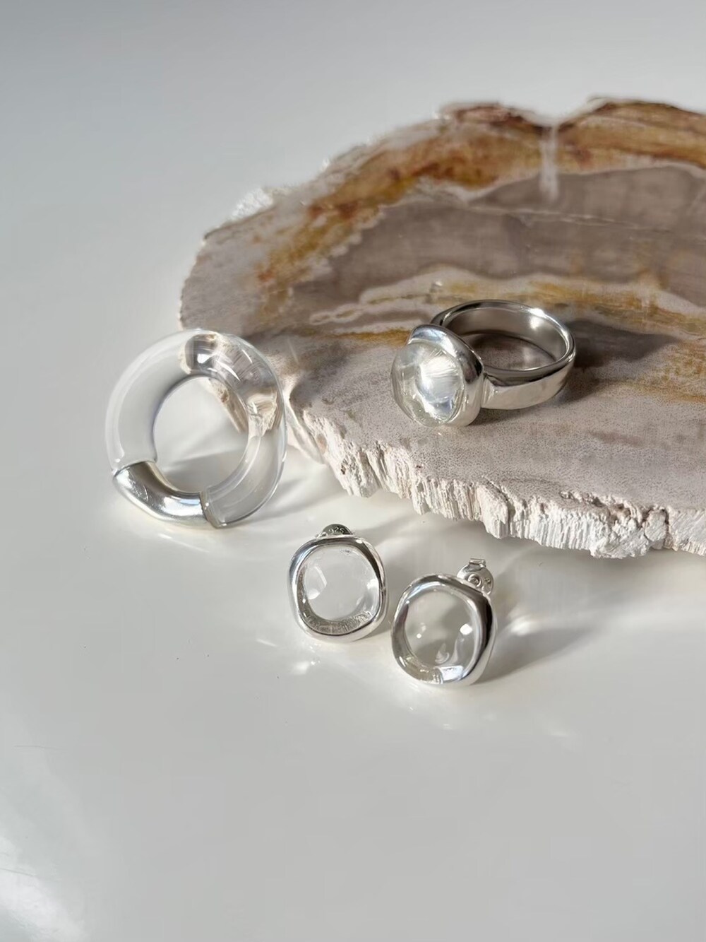 シルバー系のリング、ゴールド系のリング、シルバー系のブレスレットを着用したレディースの夏コーディネートの8枚目の写真